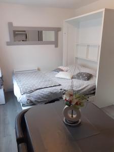 מיטה או מיטות בחדר ב-Studio LE COL DU TOURMALET 2-4 pers linge parking wifi