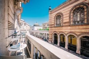 a view from a balcony of a building at JACUZZI SINAGOGA view in Budapest