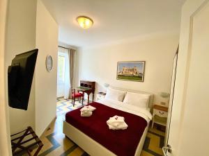ein Hotelzimmer mit einem Bett mit Handtüchern darauf in der Unterkunft Domus Delphi in Rom