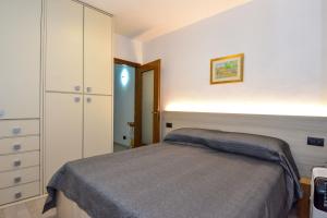a bedroom with a bed and a dresser at Bellagio Pescallo Guesthouse in Bellagio