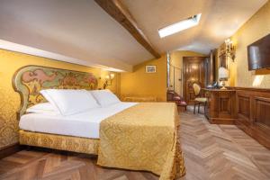 una camera d'albergo con letto e scrivania di Palazzina Veneziana a Venezia