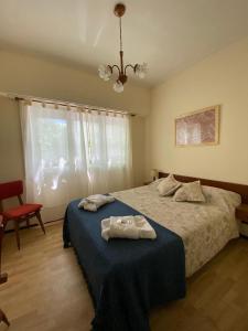 1 dormitorio con 1 cama con 2 toallas en Hotel Mar en Mar del Plata