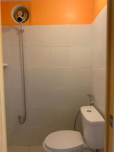 ein kleines Badezimmer mit Toilette und Dusche in der Unterkunft Perlies Inn Studio House in Tanay + 13 Fotos