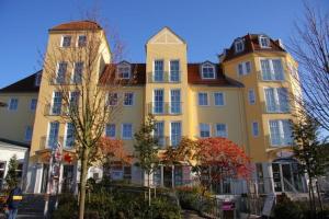 キュールングスボルンにあるStrandstrasse-43-Wohnung-10-765の黄色の大きな建物
