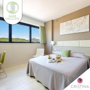Hotel Cristina في نابولي: غرفة نوم بها سرير عليه صينية طعام