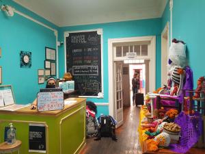 a shop with blue walls and a chalkboard on the wall at Hostel Home in Mexico City