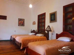 A bed or beds in a room at Casa Macondo Bed & Breakfast