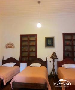 A bed or beds in a room at Casa Macondo Bed & Breakfast
