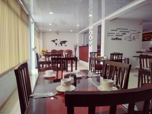 Hotel Confort Bogota tesisinde bir restoran veya yemek mekanı