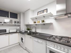 Virtuvė arba virtuvėlė apgyvendinimo įstaigoje Lets holidays apartment in Sant Martí