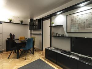 TV i/ili multimedijalni sistem u objektu Lets holidays apartment in Sant Martí