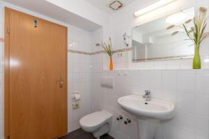 キュールングスボルンにあるResidenz-Ostseewind-Wohnung-7-9618のバスルーム(洗面台、トイレ、鏡付)