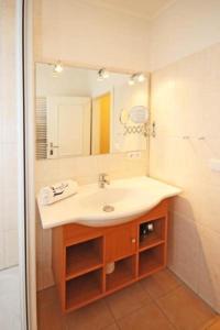 キュールングスボルンにあるResidenz-Ostseestrand-Wohnung-4-9624のバスルーム(洗面台、鏡付)