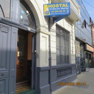 une entrée à un bâtiment avec un panneau sur celui-ci dans l'établissement Hostal El Rincon Marino, à Valparaíso