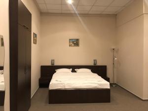 sypialnia z dużym łóżkiem z białą pościelą w obiekcie Casa IDA 1896 w mieście Gałacz