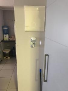 um frigorífico branco com um dispensador ao lado em Departamento Familiar Linda Vista Condominio BordeMar Los Molles em Los Molles