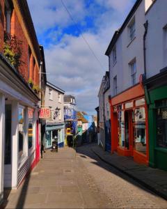 eine leere Straße in einer Stadt mit bunten Gebäuden in der Unterkunft Merchant39 in Folkestone