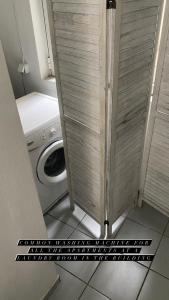 uma máquina de lavar e secar roupa num pequeno quarto em Korona beach apartments III em Rethymno Town