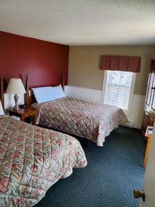 Windrifter Resort في ولفبورو: غرفة فندقية بسريرين ونافذة