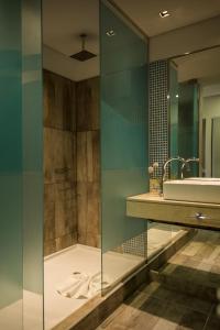 W łazience znajduje się umywalka i lustro. w obiekcie Eleton Resort & Spa w mieście Villa Carlos Paz