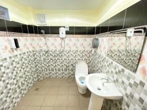 a bathroom with a toilet and a sink at ดอยตุง ฮันนาห์ โฮมสเตย์ in Ban Pa Kluai La Hu