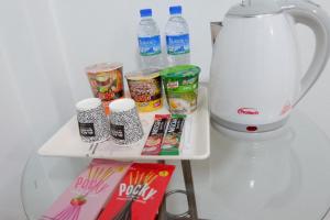 a refrigerator with food and drinks and a blender at ดอยตุง ฮันนาห์ โฮมสเตย์ in Ban Pa Kluai La Hu