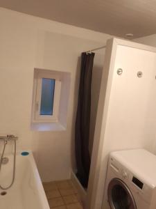 アスパレンにあるAhurteniaのバスルーム(洗濯機付)、窓が備わります。