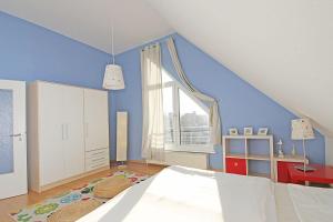 キュールングスボルンにあるHaus-Amber-Mare-Blumenmeer-9318の青いベッドルーム(ベッド1台、大きな窓付)