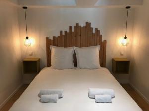 - une chambre avec un grand lit et 2 serviettes dans l'établissement Côté Verger, à Vittel