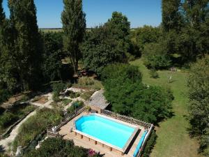 an overhead view of a swimming pool in a garden at gites123soleil-glycine in Champagnolles
