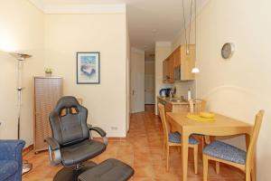 eine Küche und ein Esszimmer mit einem Tisch und Stühlen in der Unterkunft Haus Meeresblick - Wohnung E.03 / 400 in Kühlungsborn