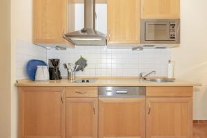 Haus-Meeresblick-Wohnung-E-03-400にあるキッチンまたは簡易キッチン