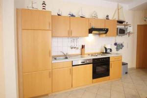 Kitchen o kitchenette sa Strandstrasse-Wohnung-28-9408