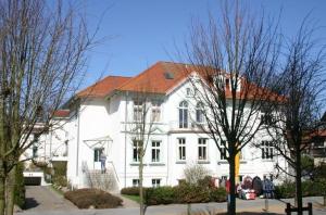キュールングスボルンにあるStrandstrasse-Wohnung-28-9408の赤い屋根の白い大きな建物