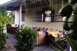 un patio con sofá, mesa y sillas en LA KAZ KRÉOL, en Cayenne