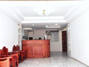un'aula di tribunale con un podio di legno in una chiesa di Highfive Guest House a Centro di Pattaya