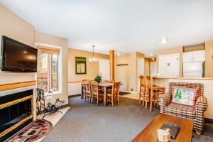 uma sala de estar com uma cozinha e uma sala de jantar em Wintergreen Condos em Thompsonville