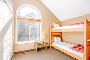 1 dormitorio con 2 literas y ventana en Wintergreen Condos, en Thompsonville