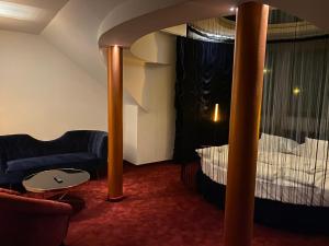 - un salon avec un lit et un canapé dans l'établissement Zajazd Chata Staropolska, à Mszana