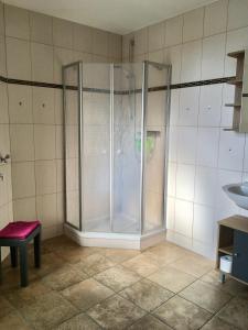 La salle de bains est pourvue d'une douche et d'un lavabo. dans l'établissement Ferienwohnung im Zentrum von Sonneberg, à Sonneberg