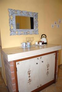 - un comptoir de salle de bains avec un miroir mural dans l'établissement Authentic Room, à Ronciglione