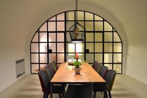 uma sala de jantar com uma mesa com cadeiras e um candeeiro em Il Sogno delle Benedettine em Ostuni