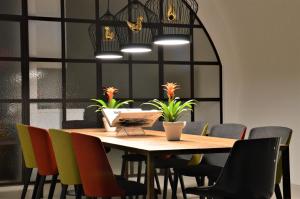 - une salle à manger avec une table et des chaises dans l'établissement Il Sogno delle Benedettine, à Ostuni