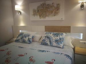 Posteľ alebo postele v izbe v ubytovaní Apartamentos Playa Compostela