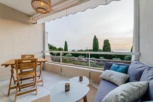 a living room with a couch and a table at Le Grand Large par Dodo à Cassis in Cassis