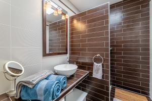 Un baño con lavabo, inodoro y espejo. en Le Grand Large par Dodo à Cassis, en Cassis 9 fotos más