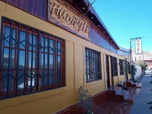 un edificio con ventanas en el lateral de una calle en Hotel Hambyll,,,,,,,,,,,,,,,,,,,,, en Diego de Almagro