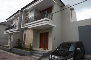 a black car parked in front of a building at Cemara Homestay Jogja in Yogyakarta