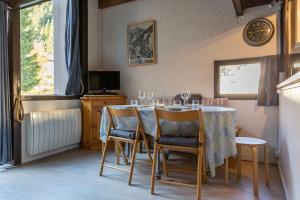 a dining room with a table and some chairs at Duplex Chamonix Les Grands Montets in Chamonix