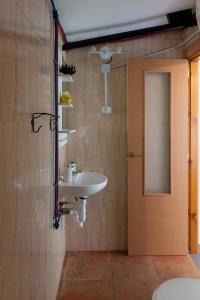 Koupelna v ubytování BEAUTIFUL COASTAL HOUSE ON A TRANQUIL ORGANIC FARM + 49 fotografií